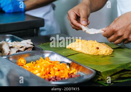 Peruanisches Rezept für die Zubereitung von Tamales mit Bananenblättern und Maismehl Stockfoto