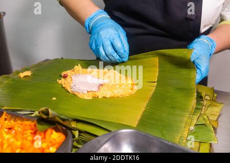 Peruanisches Rezept für die Zubereitung von Tamales mit Bananenblättern und Maismehl Stockfoto