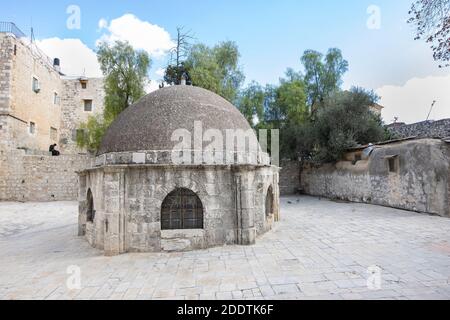 Jerusalem, Israel - 21. November 2020: Die Kuppel auf dem Dachgelände der Kirche des heiligen Grabes, Jerusalem, Israel. Ein äthiopischer Mönch ist si Stockfoto