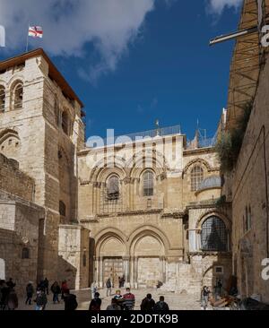 Jerusalem, Israel - 21. November 2020: Touristen tragen Schutzmasken vor der Kirche des heiligen Grabes, Jerusalem, Israel. Stockfoto