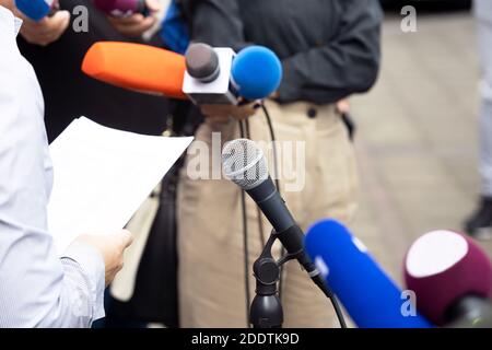 Whistleblower hält Dokumente und geben Erklärung bei Medienereignis oder Pressekonferenz Stockfoto