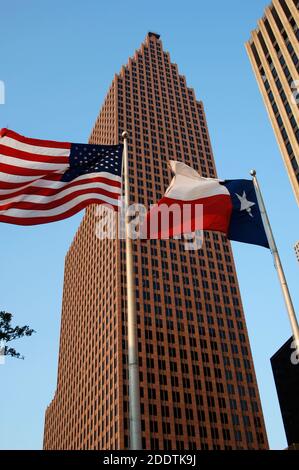 Vereinigte Staaten von Amerika, Staat von Texas, Houston. Innenstadt. Gesamtansicht des TC Energy Center, ehemals Bank of America Center. Postmoderner Wolkenkratzer, fertiggestellt 1983. Es wurde von den Architekten Philip Johnson und John Burgee entworfen. Flaggen der Vereinigten Staaten und des Staates Texas. Stockfoto