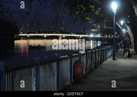 London, Großbritannien. November 2020. Putney Brücke, wo das Rennen traditionell beginnt. Die Boat Race Company Limited (BRCL) gab heute bekannt, dass das Boat Race zwischen Oxford und Cambridge auf der Great Ouse in Ely im April 2021 stattfinden wird. Die Veranstaltung wird die 166. Herren- und die 75. Frauen-Bootsrennen sehen. Die Entscheidung, die Veranstaltung 2021 zu verlegen, spiegelt die Herausforderung wider, ein hochkarätige Amateurveranstaltung zu planen, bei der es um fortgesetzte COVID-bedingte Einschränkungen sowie Unsicherheiten hinsichtlich der Sicherheit und Navigation der Hammersmith Bridge geht. Kredit: JOHNNY ARMSTEAD/Alamy Live Nachrichten Stockfoto