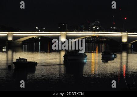 London, Großbritannien. November 2020. Putney Brücke, wo das Rennen traditionell beginnt. Die Boat Race Company Limited (BRCL) gab heute bekannt, dass das Boat Race zwischen Oxford und Cambridge auf der Great Ouse in Ely im April 2021 stattfinden wird. Die Veranstaltung wird die 166. Herren- und die 75. Frauen-Bootsrennen sehen. Die Entscheidung, die Veranstaltung 2021 zu verlegen, spiegelt die Herausforderung wider, ein hochkarätige Amateurveranstaltung zu planen, bei der es um fortgesetzte COVID-bedingte Einschränkungen sowie Unsicherheiten hinsichtlich der Sicherheit und Navigation der Hammersmith Bridge geht. Kredit: JOHNNY ARMSTEAD/Alamy Live Nachrichten Stockfoto