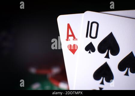Poker spielen Chips mit Spielkarten Nahaufnahme vor dem Hintergrund. . Online-Glücksspiel. Sucht. Fallende Spielkarten und Pokerchips Stockfoto