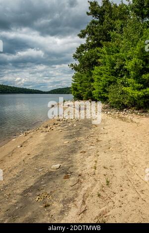 Das Quabbin Reservoir, früher vier Städte, die von der Commonwealth of Massachusetts genommen wurden, um eine Wasserversorgung für Ost-Massachusetts Stockfoto