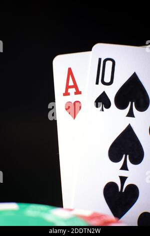 Poker spielen Chips mit Spielkarten Nahaufnahme vor dem Hintergrund. . Online-Glücksspiel. Sucht. Fallende Spielkarten und Pokerchips Stockfoto