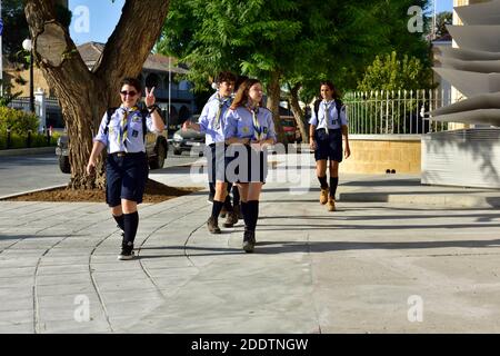 Junge und Mädchen Scouts in Uniform, mit Nackentuch und Abzeichen nach Hause nach Scout treffen, Zypern Stockfoto