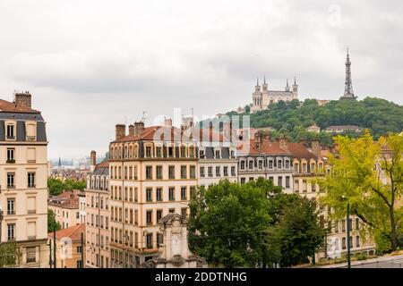 Vieux-Lyon, bunte Häuser im Zentrum, mit der Kathedrale Fourviere im Hintergrund Stockfoto