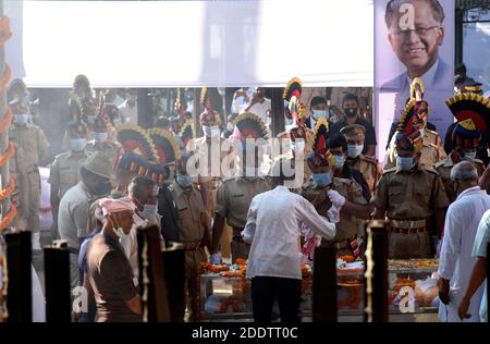 Guwahati, Assam, Indien. November 2020. Die Menschen zollen dem ehemaligen Assam-Chef-Minister Tarun Gogoi ihren letzten Respekt. Auf dem Nabagraha-Verbrennungsgrund in Guwahati. Tarun Gogoi, 86, verstarb am Montag im Gauhati Medical College Hospital, wo er Behandlungen wegen COVID-19-Coronavirus-Komplikationen erhielt. Quelle: David Talukdar/ZUMA Wire/Alamy Live News Stockfoto