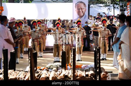 Guwahati, Assam, Indien. November 2020. Die Polizei übergab die Ehrenwache an den ehemaligen Assam-Chef-Minister Tarun Gogoi, auf dem Nabagraha-Verbrennungsgelände in Guwahati. Tarun Gogoi, 86, verstarb am Montag im Gauhati Medical College Hospital, wo er Behandlungen wegen COVID-19-Coronavirus-Komplikationen erhielt. Quelle: David Talukdar/ZUMA Wire/Alamy Live News Stockfoto