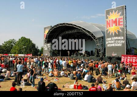 NME-Bühne beim Virgin V Festival 2003, Hylands Park, Chelmsford, Essex, Großbritannien. Stockfoto