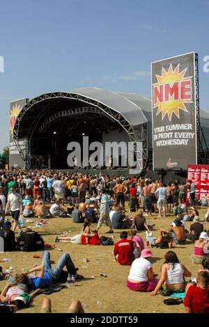 NME-Bühne beim Virgin V Festival 2003, Hylands Park, Chelmsford, Essex, Großbritannien. Stockfoto