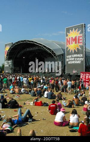 NME-Bühne beim Virgin V Festival 2003, Hylands Park, Chelmsford, Essex, Großbritannien. Stockfoto