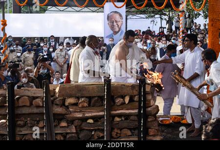 Guwahati, Assam, Indien. November 2020. Gaurav Gogoi, Kongressabgeordneter und Sohn des verstorbenen Tarun Gogoi, führt während seiner Beerdigungszeremonie in Guwahati die letzten Riten auf den sterblichen Überresten seines Vaters und ehemaligen Hauptministers Assam durch. Tarun Gogoi, 86, verstarb am Montag im Gauhati Medical College Hospital, wo er Behandlungen wegen COVID-19-Coronavirus-Komplikationen erhielt. Quelle: David Talukdar/ZUMA Wire/Alamy Live News Stockfoto