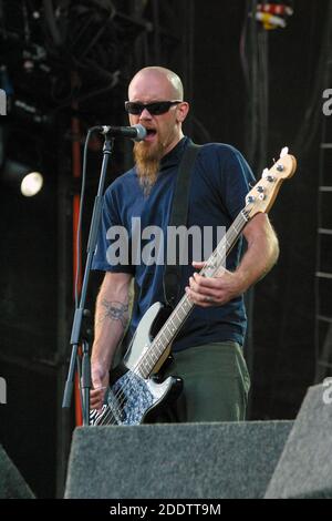 Queens of the Stone Age beim Virgin V Festival V2003, Hylands Park, Chelmsford, Essex, Großbritannien. Stockfoto