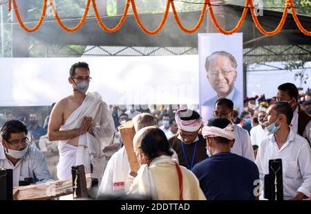 Guwahati, Assam, Indien. November 2020. Gaurav Gogoi, Kongressabgeordneter und Sohn des verstorbenen Tarun Gogoi, führt während seiner Beerdigungszeremonie in Guwahati die letzten Riten auf den sterblichen Überresten seines Vaters und ehemaligen Hauptministers Assam durch. Tarun Gogoi, 86, verstarb am Montag im Gauhati Medical College Hospital, wo er Behandlungen wegen COVID-19-Coronavirus-Komplikationen erhielt. Quelle: David Talukdar/ZUMA Wire/Alamy Live News Stockfoto