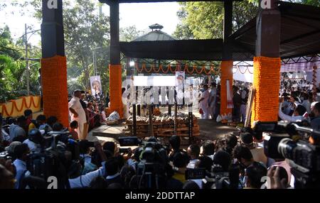 Guwahati, Assam, Indien. November 2020. Die Menschen zollen dem ehemaligen Assam-Chef-Minister Tarun Gogoi ihren letzten Respekt. Auf dem Nabagraha-Verbrennungsgrund in Guwahati. Tarun Gogoi, 86, verstarb am Montag im Gauhati Medical College Hospital, wo er Behandlungen wegen COVID-19-Coronavirus-Komplikationen erhielt. Quelle: David Talukdar/ZUMA Wire/Alamy Live News Stockfoto