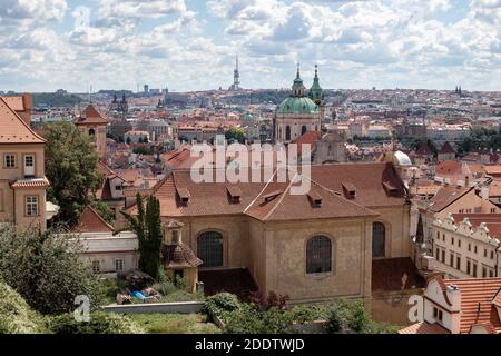 PRAG, TSCHECHISCHE REPUBLIK - 12. JULI 2020: Blick auf die Dächer von Mala Strana Stockfoto