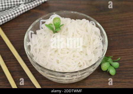 Konjac oder Shirataki Nudeln mit chinesischen Essstäbchen. Traditionelles japanisches Gericht. Gesunde Ernährung zur Gewichtsabnahme, Keto Diät-Konzept Stockfoto