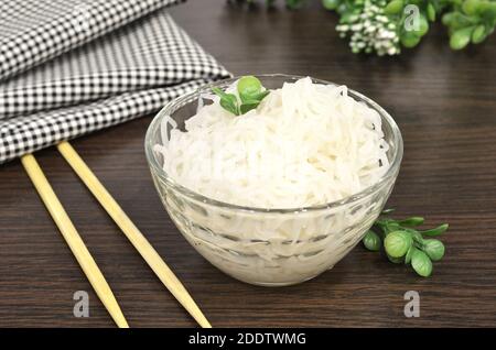 Konjac oder Shirataki Nudeln mit chinesischen Essstäbchen. Traditionelles japanisches Gericht. Gesunde Ernährung zur Gewichtsabnahme, Keto Diät-Konzept Stockfoto