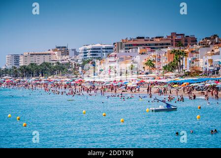 Urlauber am Strand La Carihuela. Torremolinos, Málaga, Costa de Sol, Andalusien, Spanien, Europa Stockfoto