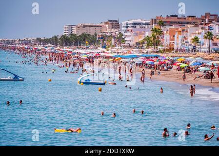 Urlauber am Strand La Carihuela. Torremolinos, Málaga, Costa de Sol, Andalusien, Spanien, Europa Stockfoto