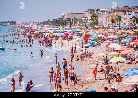 Urlauber am Strand La Carihuela. Torremolinos, Málaga, Costa de Sol, Andalusien, Spanien, Europa Stockfoto