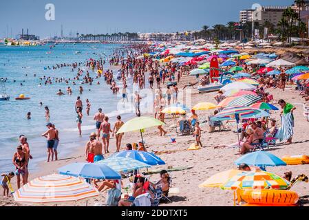 Urlauber am Strand La Carihuela. Torremolinos, Málaga, Costa de Sol, Andalusien, Spanien, Europa Stockfoto