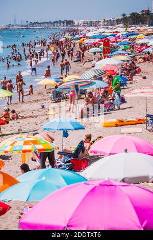 Urlauber am Strand La Carihuela. Torremolinos, Málaga, Costa de Sol, Andalusien, Spanien, Europa Stockfoto