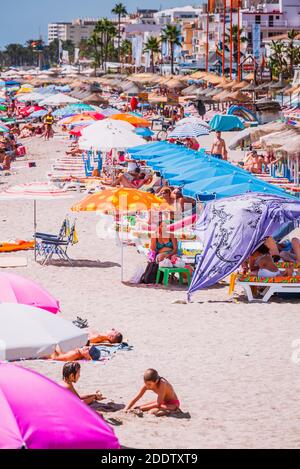 Urlauber am Strand La Carihuela. Torremolinos, Málaga, Costa de Sol, Andalusien, Spanien, Europa Stockfoto