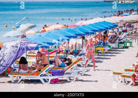 Urlauber am Strand La Carihuela. Torremolinos, Málaga, Costa de Sol, Andalusien, Spanien, Europa Stockfoto