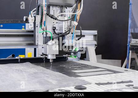 Automatische Drehfräsmaschine Schneiden von Metallwerkstücken im Werk Stockfoto