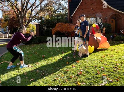 Sacramento, CA, USA. November 2020. AVA Conlin macht ein Foto von ihrer Familie Chris, Mai, 14, und Hunde Mathilda und Reise mit einem aufblasbaren truthahn in ihrem Vorgarten am Thanksgiving am Donnerstag, November 26, 2020 in Sacramento. Es gibt T-Shirts vom Run to Feed the Hungry und einen San Diego Run. Quelle: Paul Kitagaki Jr./ZUMA Wire/Alamy Live News Stockfoto