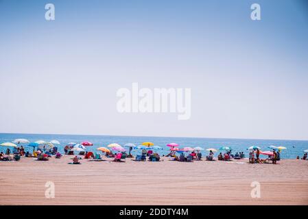 Urlauber am Strand La Carihuela. Torremolinos, Málaga, Costa de Sol, Andalusien, Spanien, Europa Stockfoto