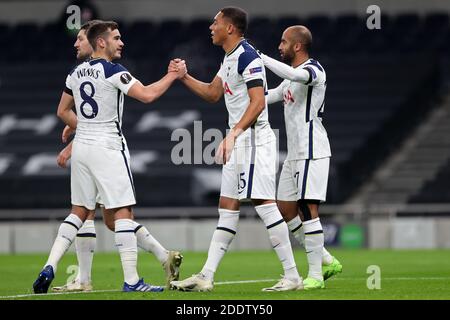 LONDON, ENGLAND. 26. NOVEMBER Carlos Vinicius feiert sein Tor mit Tottenham Mittelfeldspieler Harry Winks beim UEFA Europa League Group J Spiel zwischen Tottenham Hotspur und PFC Ludogorets Razgrad im Tottenham Hotspur Stadium, London am Donnerstag, 26. November 2020. (Kredit: Jon Bromley, Mi News) Kredit: MI Nachrichten & Sport /Alamy Live Nachrichten Stockfoto