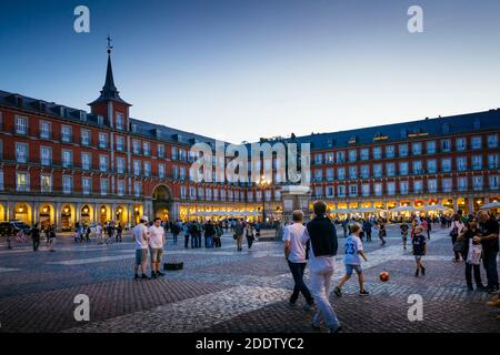 Historischer Stadtplatz, Plaza Mayor, am Abend. Madrid, Comunidad de Madrid, Spanien, Europa Stockfoto