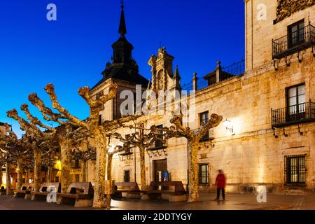 Ehemaliges Krankenhaus von San Agustín, heute Kulturzentrum der Villa auf der Plaza Mayor. Burgo de Osma, Soria, Castilla y León, Spanien, Europa Stockfoto