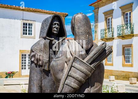 Statuen aus Bronze mit den typischen regionalen Kostümen der Region Tras os Montes. Miranda do Douro, Terras de Trás-os-Montes, Portugal, Europ Stockfoto