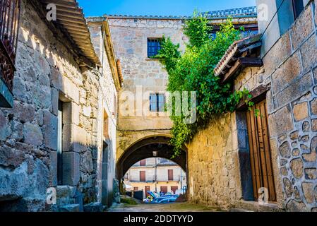 Bogen in den Hauptplatz, der zu einer schmalen Straße in der mittelalterlichen Stadt öffnet. Fermoselle, Zamora, Castilla y Leon, Spanien, Europa Stockfoto