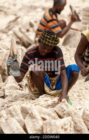 Salzbergarbeiter arbeiten in der Danakil Depression Salzfelder in Die Afar-Region Nordäthiopiens Stockfoto