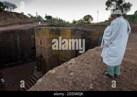 Pilger an der Felsensteinkirche St. Georg in Lalibela, Äthiopien Stockfoto