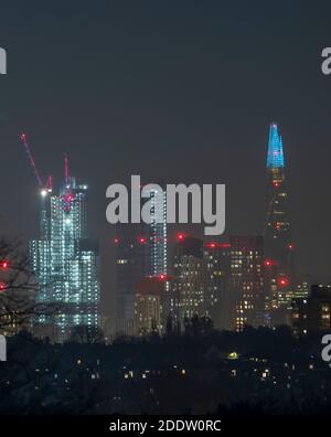 London, Großbritannien. 26. November 2020. 575 blau-weiße LED-Leuchten schalten sich ein und beleuchten die 20 besten Stockwerke des Shard, um dem NHS und den Schlüsselarbeitern während der Pandemie Covid-19 Dankbarkeit zu erweisen. Sie schaffen die höchste Lichtshow in Westeuropa, die mit einer Höhe von 1016 Metern auf der Skyline von einem Großteil Londons zu sehen ist. Shard Lights 2020 geht weiter mit einer Weihnachts-Ausstellung vom 11. Dezember. Kredit: Malcolm Park/Alamy Stockfoto