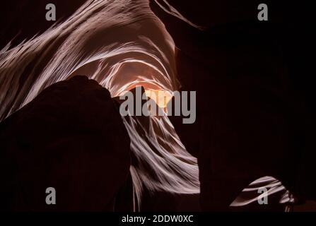 Wunderschöne Weitwinkelansicht von erstaunlichen Sandsteinformationen im berühmten Antelope Canyon in der Nähe der Altstadt von Page am Lake Powell, Arizona, USA Stockfoto