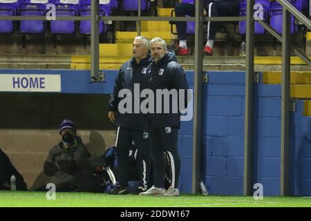 BARROW IN FURNESS, ENGLAND. 26. NOVEMBER Barrow Manager David Dunn und Barrow Assistant Manager Rob Kelly beim FA Cup Spiel zwischen Barrow und AFC Wimbledon in der Holker Street, Barrow-in-Furness am Donnerstag, 26. November 2020. (Kredit: Mark Fletcher, Mi News) Kredit: MI Nachrichten & Sport /Alamy Live Nachrichten Stockfoto