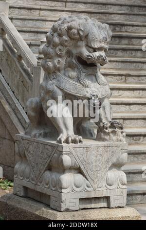 Chinesische Schutzlöwen, kaiserliche Schutzlöwen, Shi, Foo Dog, Fu Dog, Lion Dog. Qianshan Nationalpark, Anshan, Provinz Liaoning, China Stockfoto