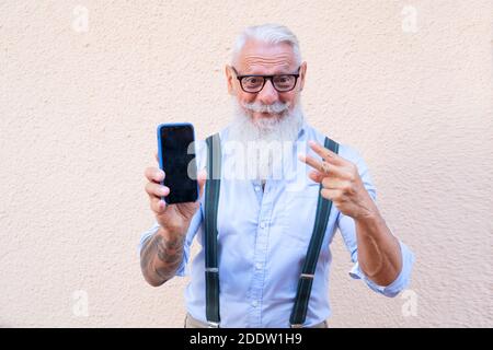 Älterer Mann mit einem Telefon Stockfoto
