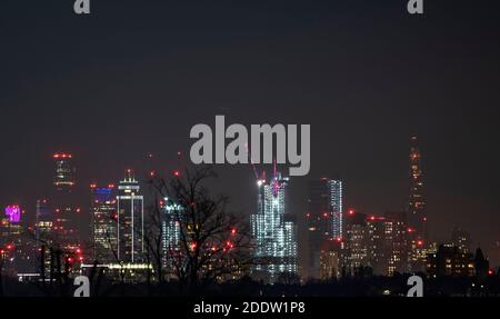 London, Großbritannien. Die Skyline von London bei Nacht am 26. November 2020, fotografiert von Wimbledon im Südwesten Londons. Stockfoto