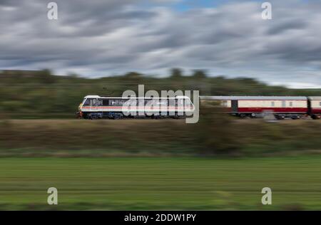Intercity Lackierung Baureihe 90 elektrische Lokomotive 90001 Schleppen einer privaten charterzug für Jeremy Hosking Stockfoto