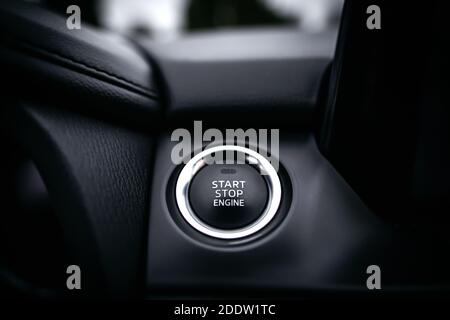 Nahaufnahme Motor-Start-Stopp-Taste aus einem modernen Sport Auto schwarz Luxus-Interieur Stockfoto